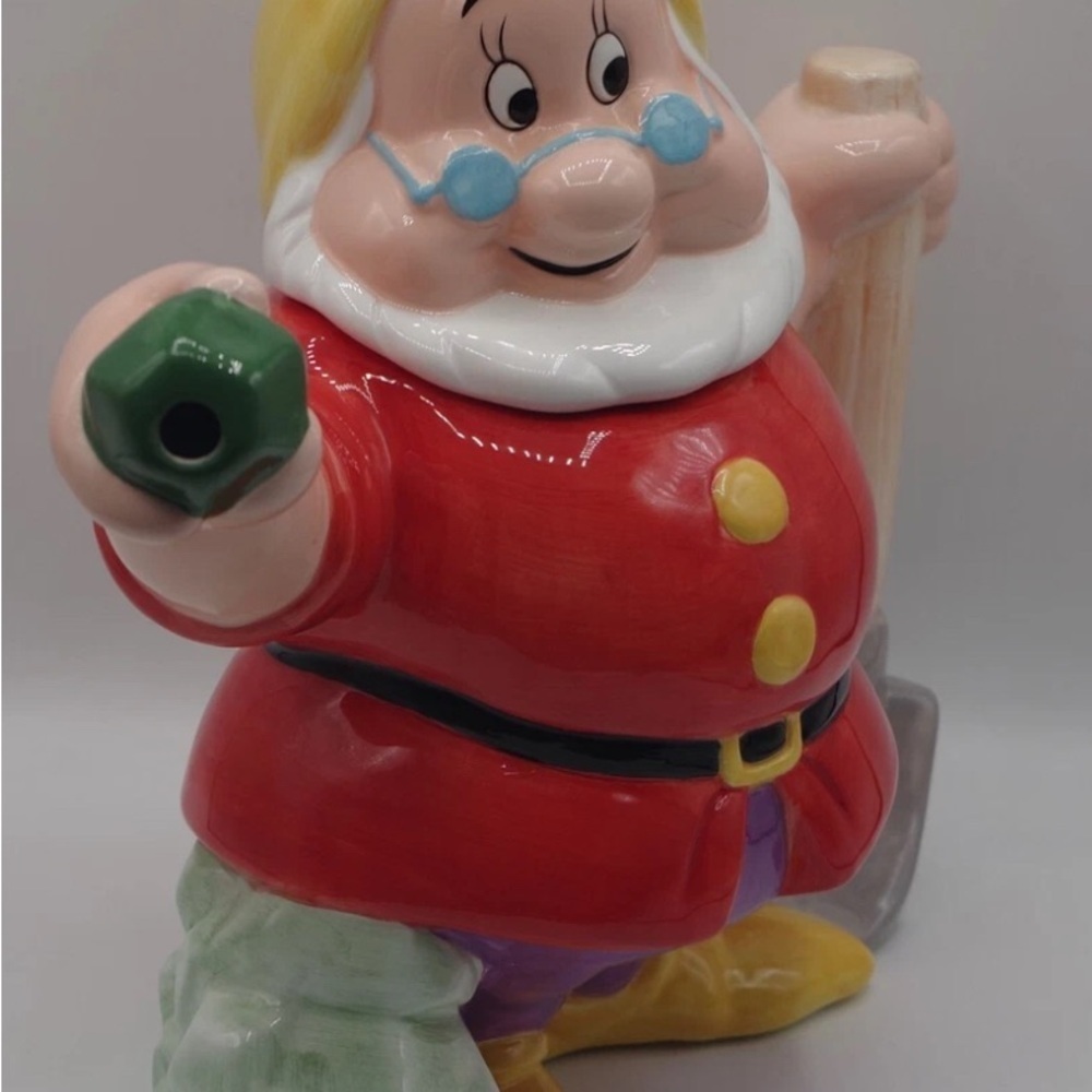 Collectible Treasure Craft Snow White & 7 dwarves Doc Teapot. No cracks or chips